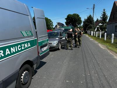 Funkcjonariusze z NoOSG zatrzymali nielegalnych migrantów. Funkcjonariusze z NoOSG zatrzymali nielegalnych migrantów.