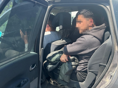 Funkcjonariusze z NoOSG zatrzymali nielegalnych migrantów. Funkcjonariusze z NoOSG zatrzymali nielegalnych migrantów.