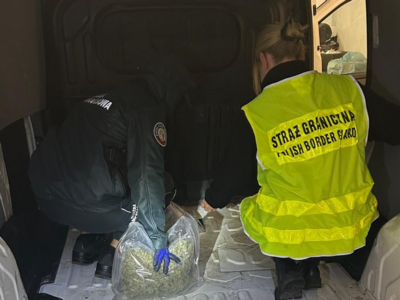 Funkcjonariusze Straży Granicznej i KAS podczas wykonywania czynności służbowych Funkcjonariusze Straży Granicznej i KAS podczas wykonywania czynności służbowych