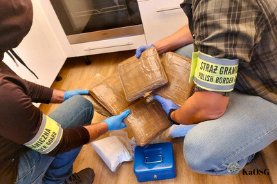 Funkcjonariusze Straży Granicznej podczas wykonywania czynności służbowych Funkcjonariusze Straży Granicznej podczas wykonywania czynności służbowych