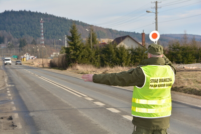 Funkcjonariusze Straży Granicznej podczas wykonywania czynności służbowych Funkcjonariusze Straży Granicznej podczas wykonywania czynności służbowych