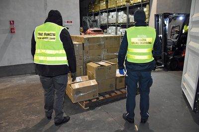 Funkcjonariusze Straży Granicznej i KAS podczas wykonywania czynności służbowych Funkcjonariusze Straży Granicznej i KAS podczas wykonywania czynności służbowych