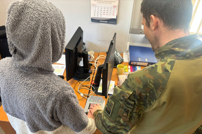 Funkcjonariusz Straży Granicznej podczas wykonywania czynności służbowych Funkcjonariusz Straży Granicznej podczas wykonywania czynności służbowych