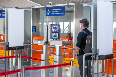 Funkcjonariusz Straży Granicznej podczas kontroli granicznej na lotnisku Funkcjonariusz Straży Granicznej podczas kontroli granicznej na lotnisku