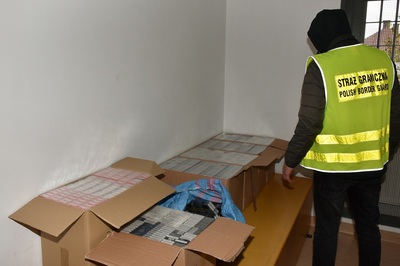 Funkcjonariusz Straży Granicznej podczas wykonywania czynności służbowych Funkcjonariusz Straży Granicznej podczas wykonywania czynności służbowych