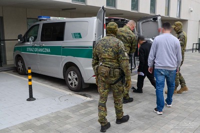 Funkcjonariusze Straży Granicznej podczas wykonywania czynności służbowych Funkcjonariusze Straży Granicznej podczas wykonywania czynności służbowych