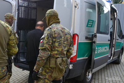 Funkcjonariusze Straży Granicznej podczas wykonywania czynności służbowych Funkcjonariusze Straży Granicznej podczas wykonywania czynności służbowych