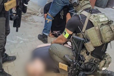 Funkcjonariusze Straży Granicznej podczas wykonywania czynności służbowych Funkcjonariusze Straży Granicznej podczas wykonywania czynności służbowych