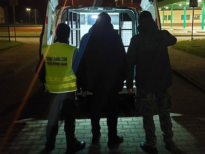 Funkcjonariusz Straży Granicznej podczas wykonywania czynności służbowych Funkcjonariusz Straży Granicznej podczas wykonywania czynności służbowych