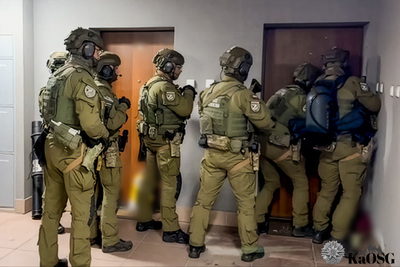 Funkcjonariusze Straży Granicznej podczas wykonywania czynności służbowych Funkcjonariusze Straży Granicznej podczas wykonywania czynności służbowych