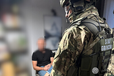 Funkcjonariusz Straży Granicznej podczas wykonywania czynności służbowych Funkcjonariusz Straży Granicznej podczas wykonywania czynności służbowych