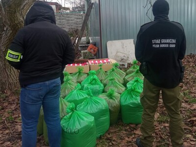 Funkcjonariusze Straży Granicznej i CBŚP podczas wykonywania czynności służbowych Funkcjonariusze Straży Granicznej i CBŚP podczas wykonywania czynności służbowych