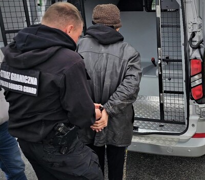 Funkcjonariusze Straży Granicznej podczas wykonywania czynności służbowych Funkcjonariusze Straży Granicznej podczas wykonywania czynności służbowych