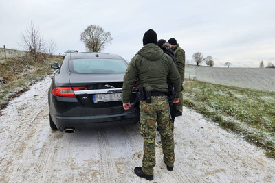 Funkcjonariusz Straży Granicznej podczas wykonywania czynności służbowych Funkcjonariusz Straży Granicznej podczas wykonywania czynności służbowych