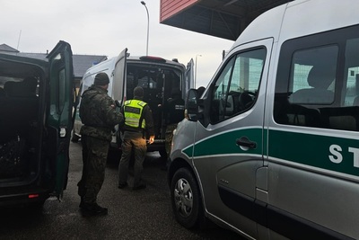 Funkcjonariusz litewski i żołnierz Wojska Polskiego podczas wykonywania czynności służbowych Funkcjonariusz litewski i żołnierz Wojska Polskiego podczas wykonywania czynności służbowych