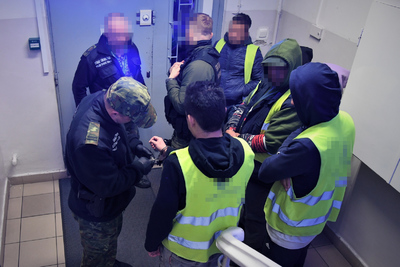 Funkcjonariusze Straży Granicznej podczas wykonywania czynności służbowych Funkcjonariusze Straży Granicznej podczas wykonywania czynności służbowych