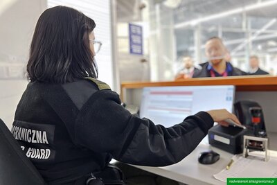 Funkcjonariuszka Straży Granicznej podczas wykonywania czynności służbowych Funkcjonariuszka Straży Granicznej podczas wykonywania czynności służbowych