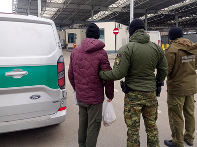 Funkcjonariusze Straży Granicznej podczas wykonywania czynności służbowych Funkcjonariusze Straży Granicznej podczas wykonywania czynności służbowych