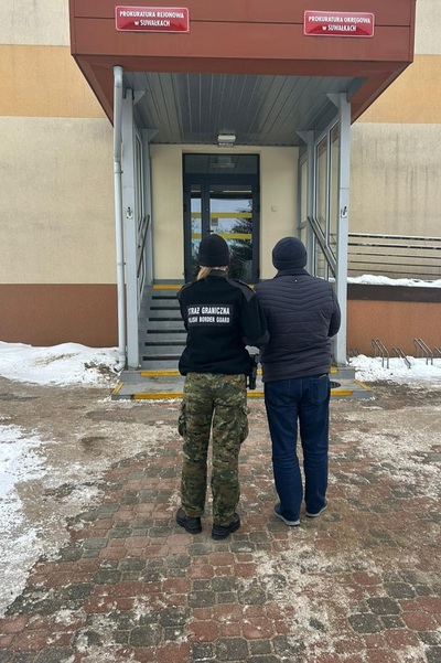 Funkcjonariuszka Straży Granicznej podczas wykonywania czynności służbowych Funkcjonariuszka Straży Granicznej podczas wykonywania czynności służbowych