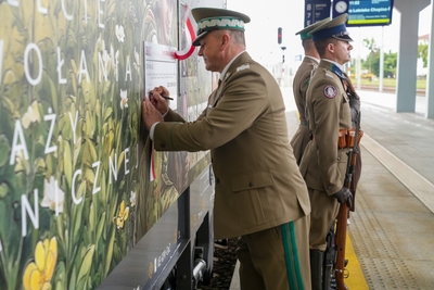 Pociąg „Generał Kruszewski” i lokomotywa z jubileuszową okleiną – tak Straż Graniczna wraz z PKP Intercity świętują 35-lecie formacji Pociąg „Generał Kruszewski” i lokomotywa z jubileuszową okleiną – tak Straż Graniczna wraz z PKP Intercity świętują 35-lecie formacji