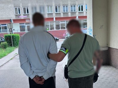 Zatrzymany mężczyzna z funkcjonariuszem SG Zatrzymany mężczyzna z funkcjonariuszem SG