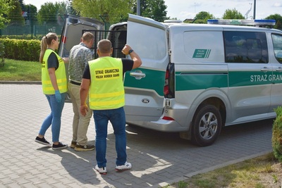 Funkcjonariusze SG podczas doprowadzenia obywatela Ukrainy Funkcjonariusze SG podczas doprowadzenia obywatela Ukrainy