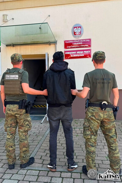 Funkcjonariusze SG z osobą zatrzymaną 