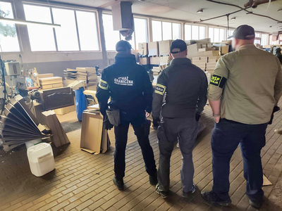 Likwidacja nielegalnej fabryki: 9 zatrzymanych, milion papierosów i 16 ton tytoniu Likwidacja nielegalnej fabryki: 9 zatrzymanych, milion papierosów i 16 ton tytoniu
