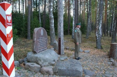 Stanowisko. Pomnik ośmiu żołnierzy Korpusu Ochrony Pogranicza, zamordowanych w tym miejscu przez wkraczającą do Polski Armię Czerwoną. (Podlaski OSG, 22.09.2018 g. 17.05)