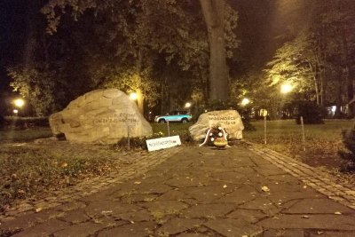 Nowy Sącz. Kwiaty przy kamieniu pamiątkowym koło Dębu Wolności. (Karpacki OSG, 28.09.2018 ok. g. 1.30)
