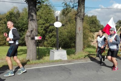 Kończyce Małe. Symboliczna defilada naszych biegaczy przed pomnikiem bohatera. (Śląski OSG, 29.09.2018 g. 12.25)