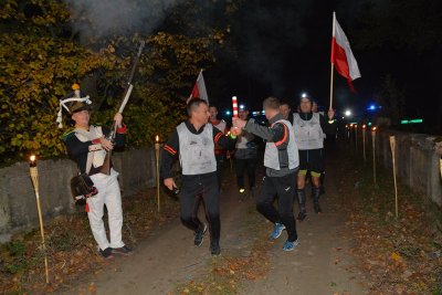 Szczurkowo. PAL! I dalej biegną funkcjonariusze z PSG w Sępopolu. (Warmińsko-Mazurski OSG, 8.10.2018 ok. g. 21.50)
