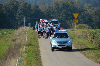 Krasnogruda, Peleton zmierza w stronę dawnego przejścia granicznego w Ogrodnikach. (Podlaski OSG, 10.10.2018 ok. g. 12.00)