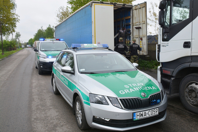 ciężarówka, w której ukrył się cudzoziemiec 
