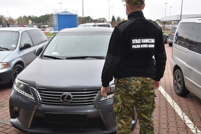 Lexus zabezpieczony przez NOSG Funkcjonariusze Nadbużańskiego Oddziału SG zabezpieczyli poszukiwanego Lexusa