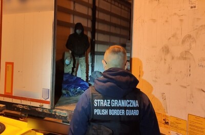 Wjechali do Polski ukryci wśród części samochodowych 