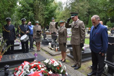 Uroczyste złożenie kwiatów na grobie żołnierza KOP śp. płk. w st. spocz. Mieczysława Zygmunta Uroczyste złożenie kwiatów na grobie żołnierza KOP śp. płk. w st. spocz. Mieczysława Zygmunta
