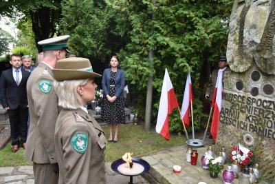 Uroczyste złożenie kwiatów na grobie żołnierza KOP śp. płk. w st. spocz. Mieczysława Zygmunta Uroczyste złożenie kwiatów na grobie żołnierza KOP śp. płk. w st. spocz. Mieczysława Zygmunta