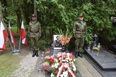 Uroczyste złożenie kwiatów na grobie żołnierza KOP śp. płk. w st. spocz. Mieczysława Zygmunta Uroczyste złożenie kwiatów na grobie żołnierza KOP śp. płk. w st. spocz. Mieczysława Zygmunta