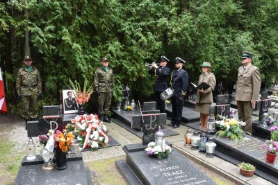 Uroczyste złożenie kwiatów na grobie żołnierza KOP śp. płk. w st. spocz. Mieczysława Zygmunta Uroczyste złożenie kwiatów na grobie żołnierza KOP śp. płk. w st. spocz. Mieczysława Zygmunta