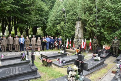 Uroczyste złożenie kwiatów na grobie żołnierza KOP śp. płk. w st. spocz. Mieczysława Zygmunta Uroczyste złożenie kwiatów na grobie żołnierza KOP śp. płk. w st. spocz. Mieczysława Zygmunta