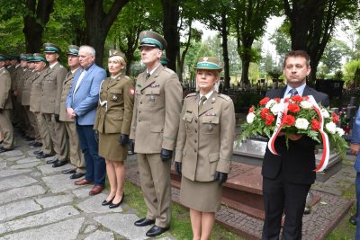 Uroczyste złożenie kwiatów na grobie żołnierza KOP śp. płk. w st. spocz. Mieczysława Zygmunta Uroczyste złożenie kwiatów na grobie żołnierza KOP śp. płk. w st. spocz. Mieczysława Zygmunta