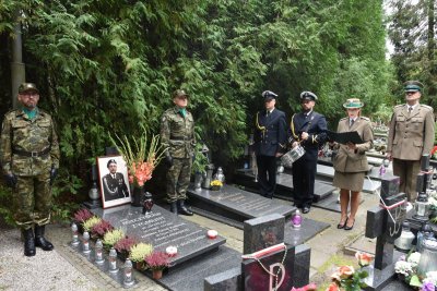 Uroczyste złożenie kwiatów na grobie żołnierza KOP śp. płk. w st. spocz. Mieczysława Zygmunta Uroczyste złożenie kwiatów na grobie żołnierza KOP śp. płk. w st. spocz. Mieczysława Zygmunta