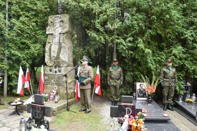 Uroczyste złożenie kwiatów na grobie żołnierza KOP śp. płk. w st. spocz. Mieczysława Zygmunta Uroczyste złożenie kwiatów na grobie żołnierza KOP śp. płk. w st. spocz. Mieczysława Zygmunta