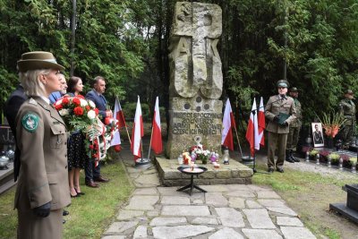 Uroczyste złożenie kwiatów na grobie żołnierza KOP śp. płk. w st. spocz. Mieczysława Zygmunta Uroczyste złożenie kwiatów na grobie żołnierza KOP śp. płk. w st. spocz. Mieczysława Zygmunta