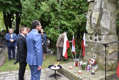 Uroczyste złożenie kwiatów na grobie żołnierza KOP śp. płk. w st. spocz. Mieczysława Zygmunta Uroczyste złożenie kwiatów na grobie żołnierza KOP śp. płk. w st. spocz. Mieczysława Zygmunta