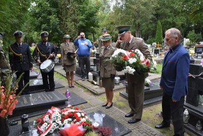 Uroczyste złożenie kwiatów na grobie żołnierza KOP śp. płk. w st. spocz. Mieczysława Zygmunta Uroczyste złożenie kwiatów na grobie żołnierza KOP śp. płk. w st. spocz. Mieczysława Zygmunta