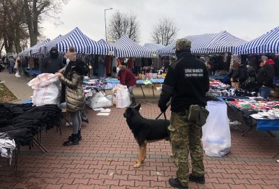 Funkcjonariusz SG w trakcie kontroli prowadzonych na targowisku w Szamotułach 