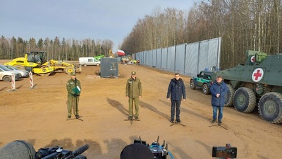 Premier, wiceszef MSWiA, Komendant Główny SG na konferencji prasowej na Podlasiu 