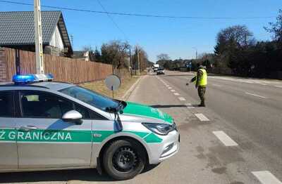Funkcjonariusz SG prowadzi kontrolę drogową 